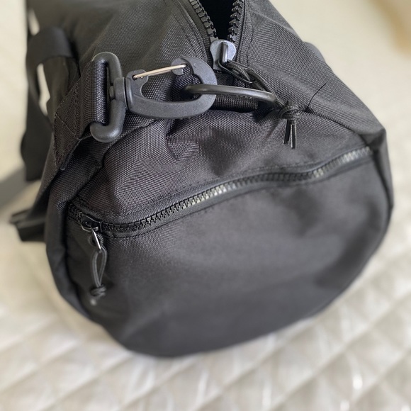 NWT Duffle bag with crossbody strap - Picture 7 of 7